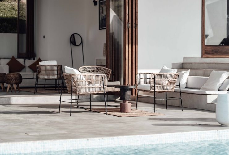 terasa uz bazen luksuzna nekretnina s vrtnim namještajem